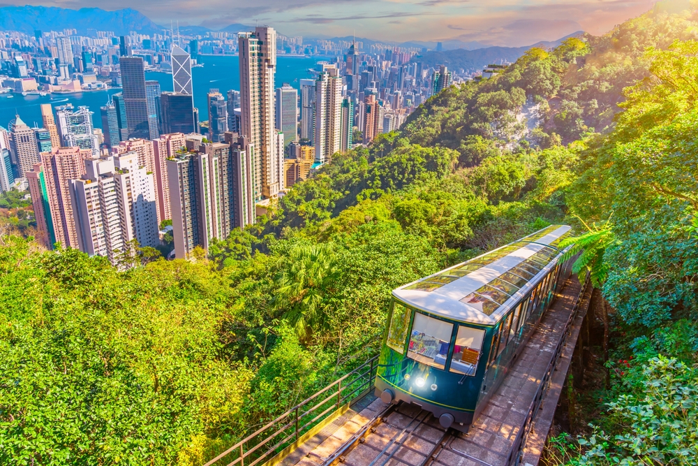 Funicular pe un versant verde deasupra Hong Kongului