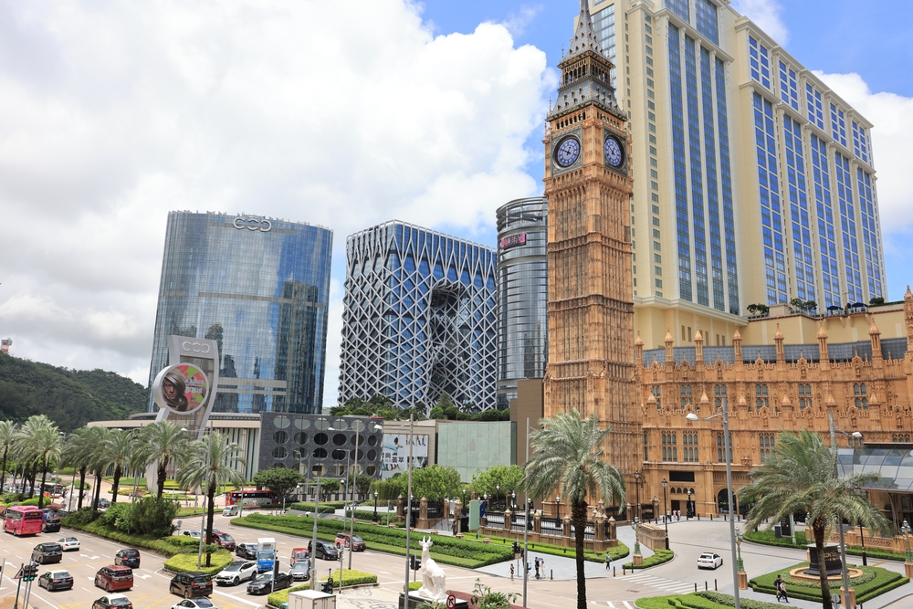 Piață cu clădiri monumentale și turn în Macao