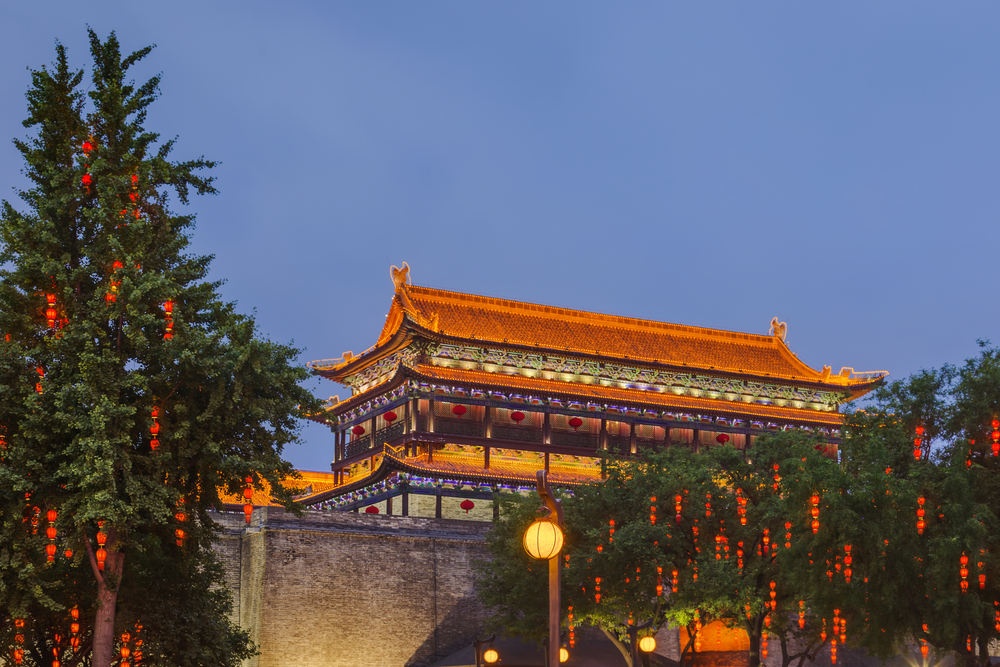 Clădire cu acoperiș tradițional chinezesc, luminată seara