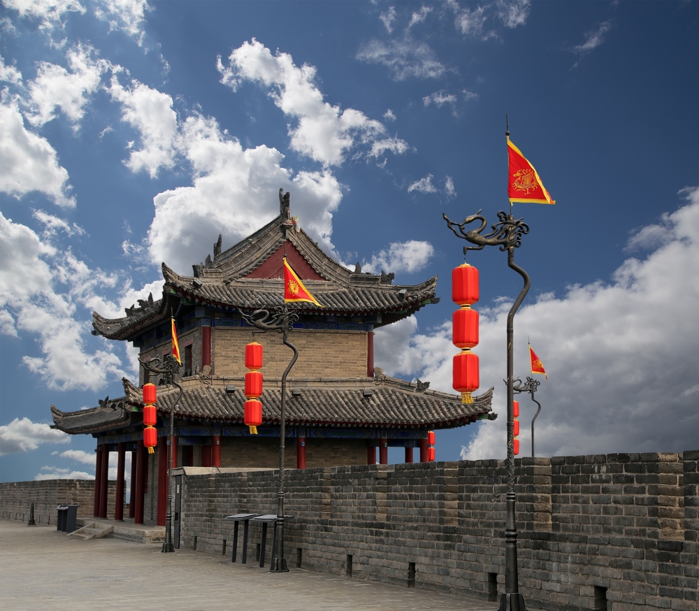 Pavilion tradițional chinezesc, cu steaguri și acoperiș curbat