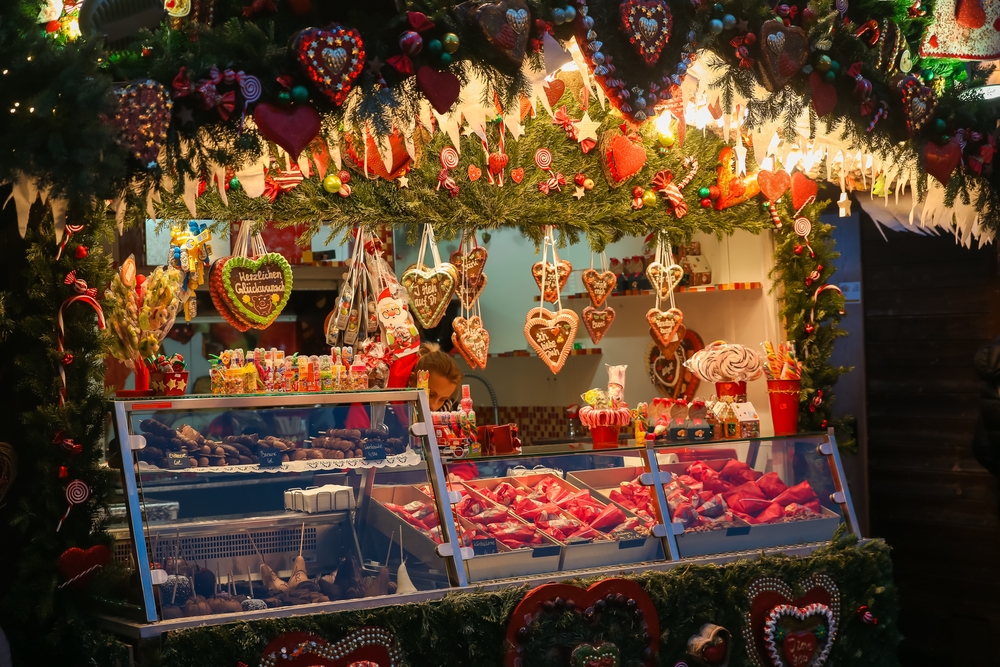 Stand de târg cu jucării și decorațiuni festive