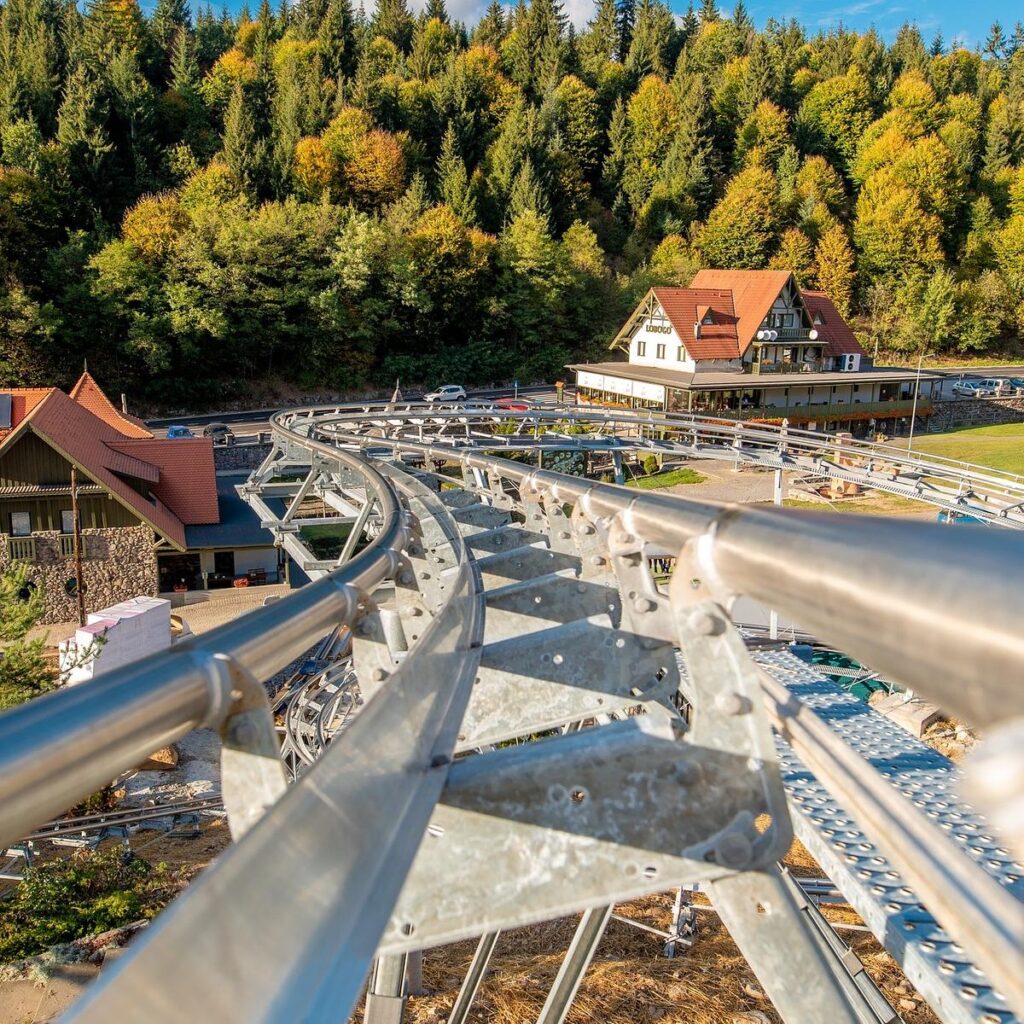Șine de bob și instalații într-un parc montan