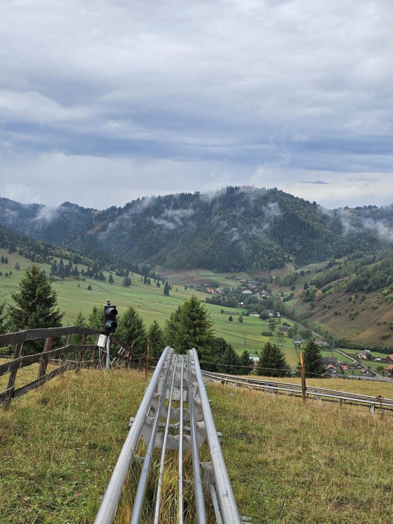 Traseu de bob coborând spre vale și munți