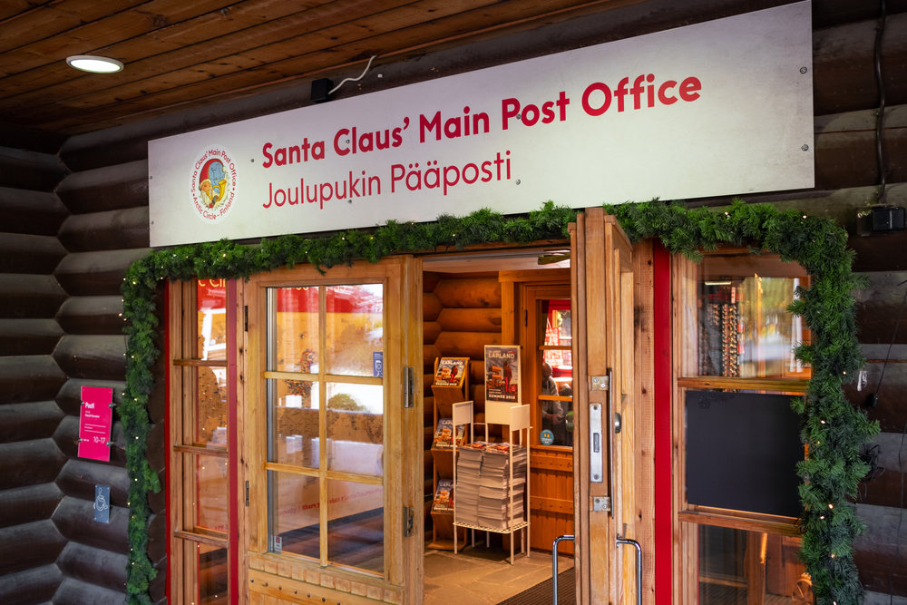 Intrare de clădire cu inscripția Santa Claus Main Post Office
