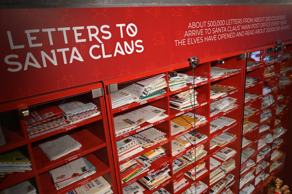Rafturi cu scrisori și inscripția Letters to Santa Claus