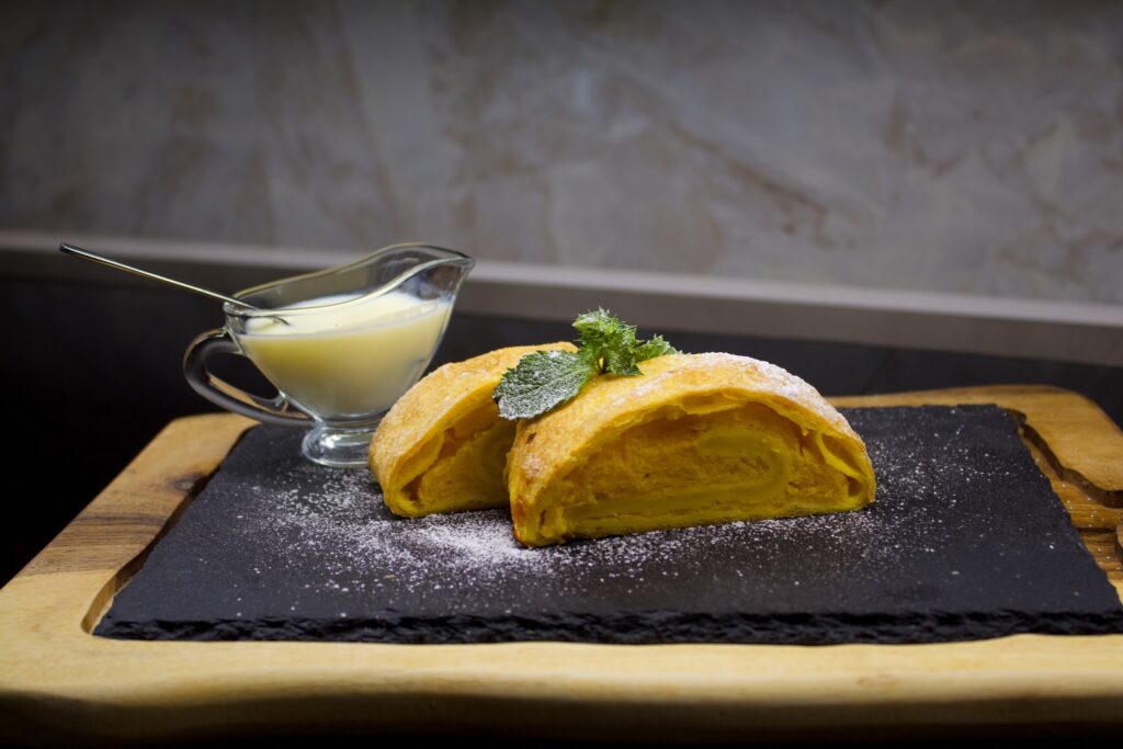 Desert pe un platou, cu fructe alături