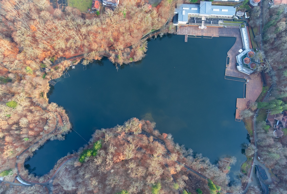 Lacul Ursu văzut de sus, înconjurat de pădure