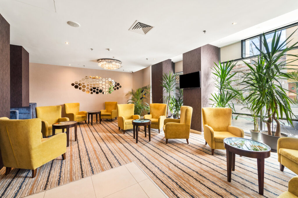 Lounge la Hampton by Hilton Cluj, cu fotolii galbene