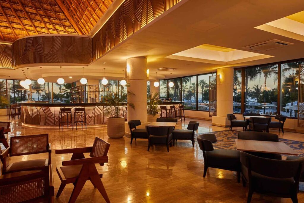 Restaurant cu bar și tavan din lemn
