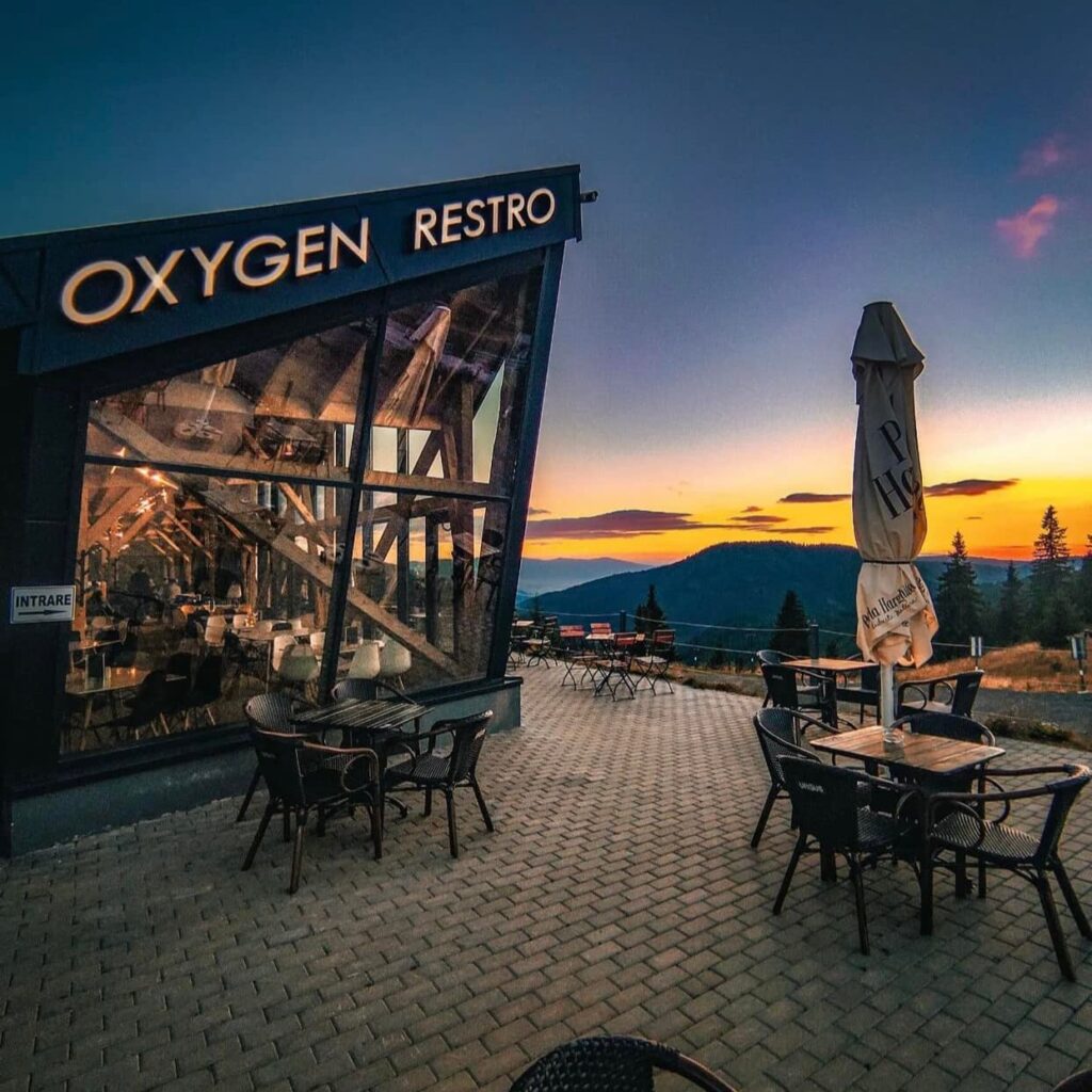 Terasa Oxygen Restro la apus, cu mobilier exterior