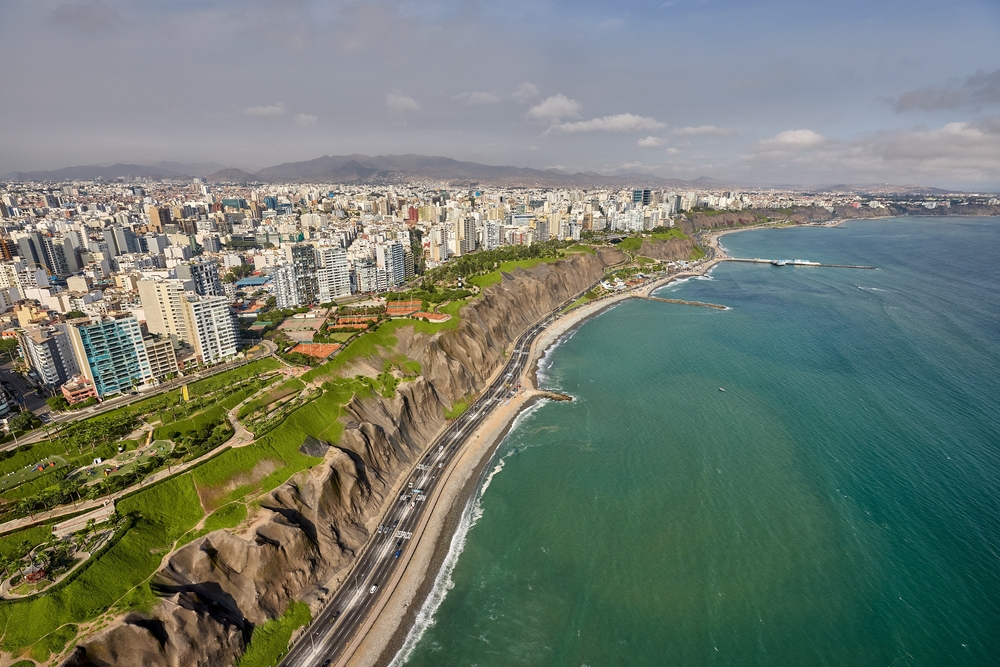 Promenadă pe faleză, între oraș și ocean