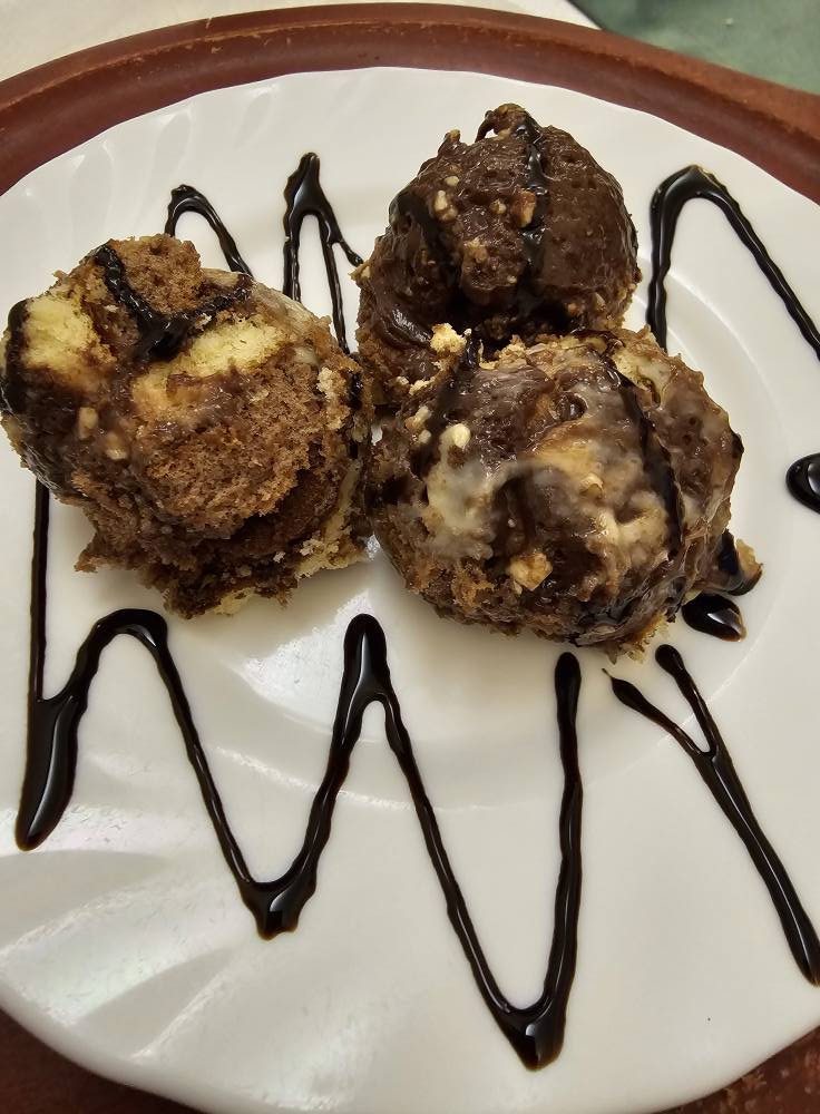 Desert cu sos de ciocolată pe o farfurie albă