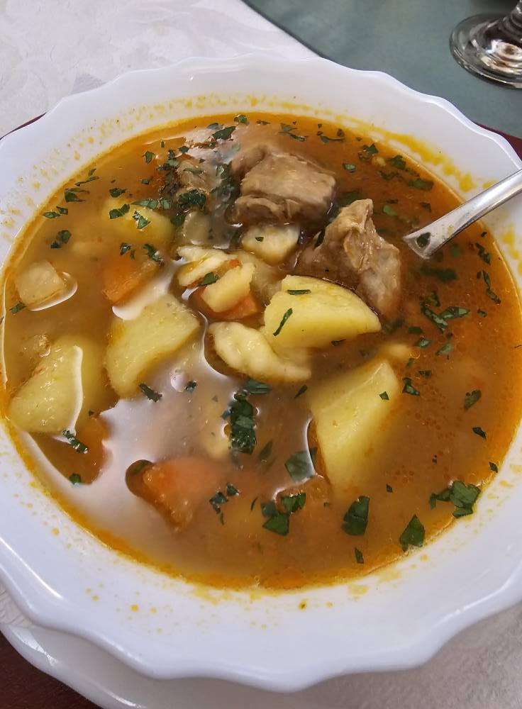 Supă cu carne și legume, servită într-un bol