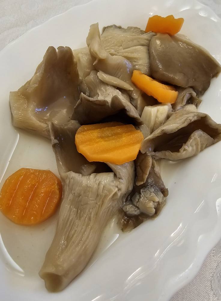 Preparat cu bucăți de carne și legume fierte