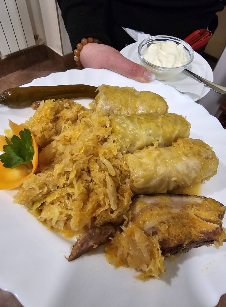 Preparat gratinat, servit cu cartofi și legume