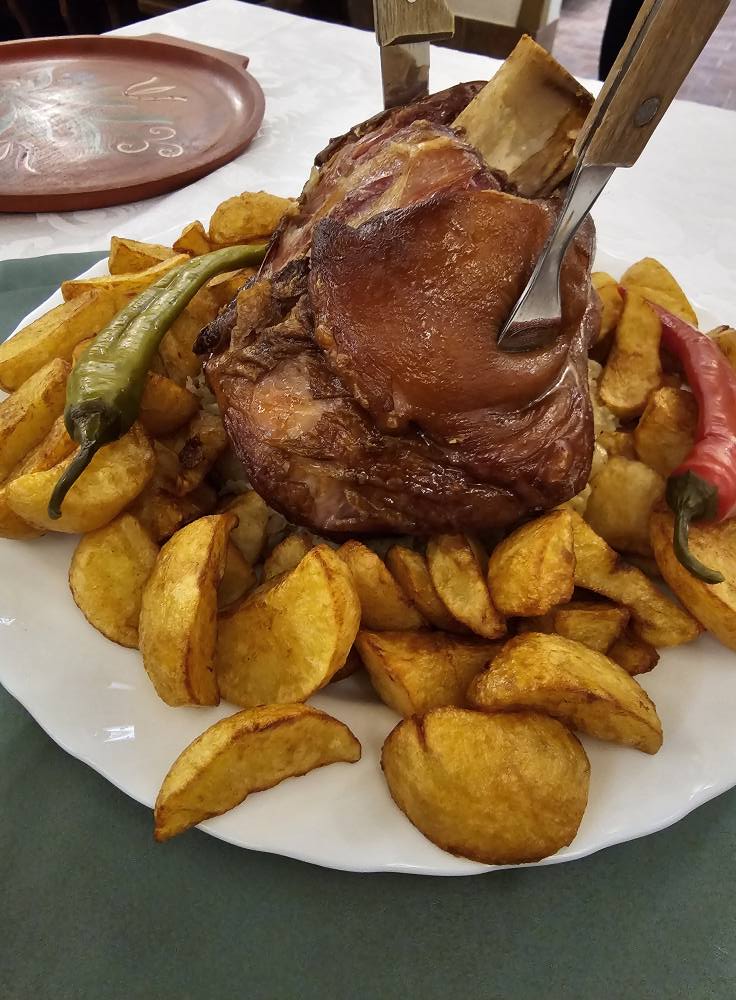 Bucată de carne rumenită, cu cartofi și legume