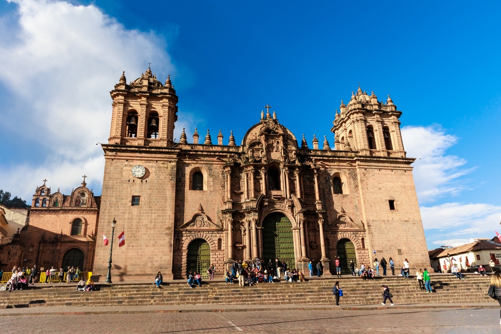 Biserică monumentală cu două turnuri, în Cusco