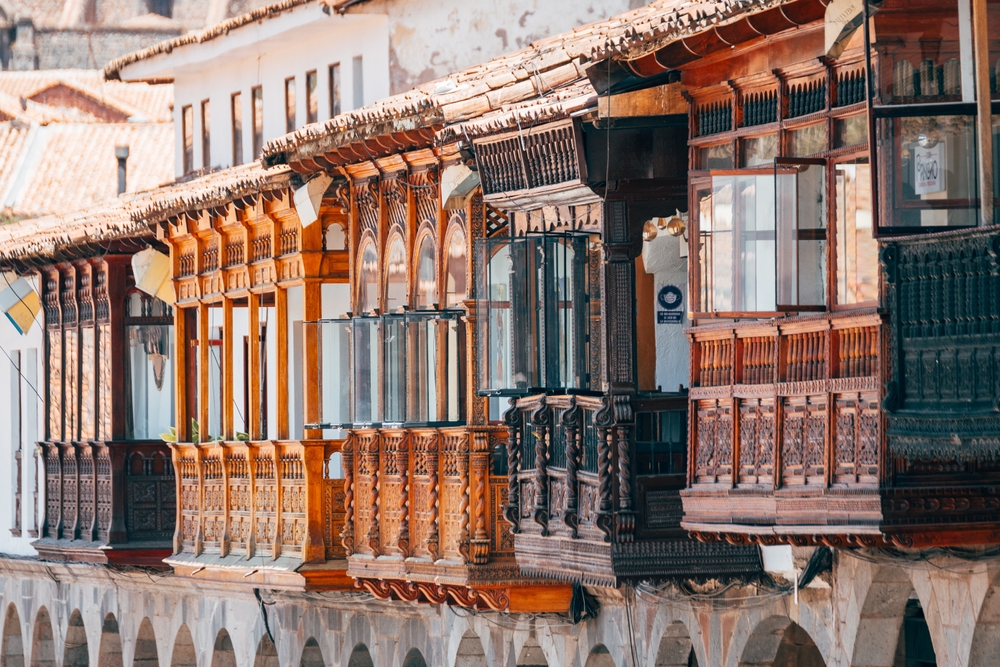 Balcoane închise din lemn pe fațade colorate