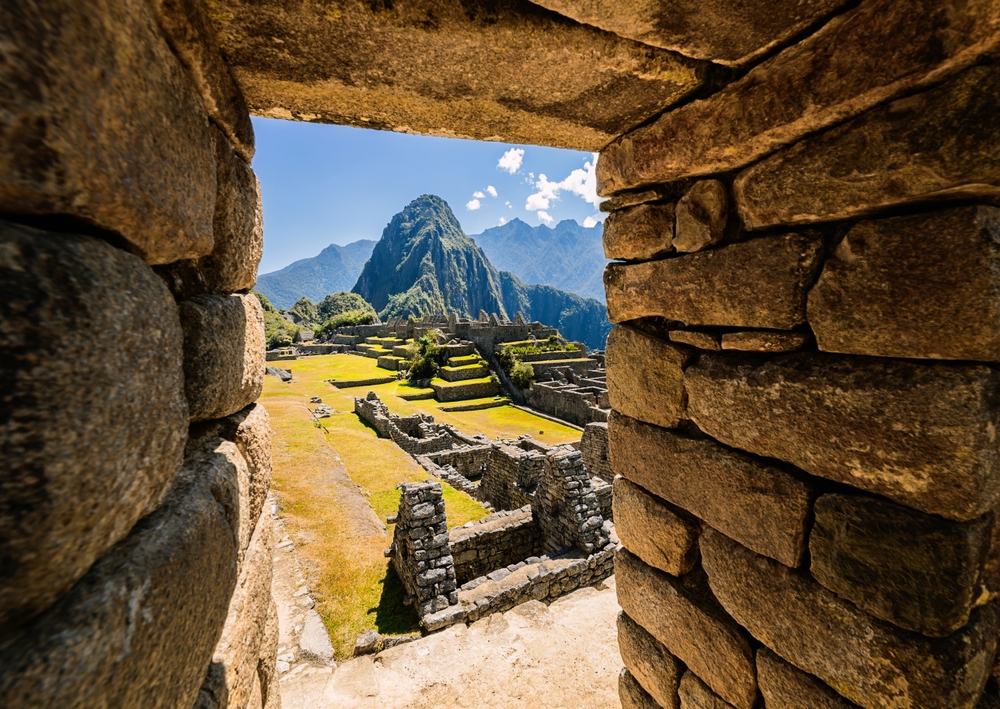 Machu Picchu văzut printr-o deschidere între ziduri