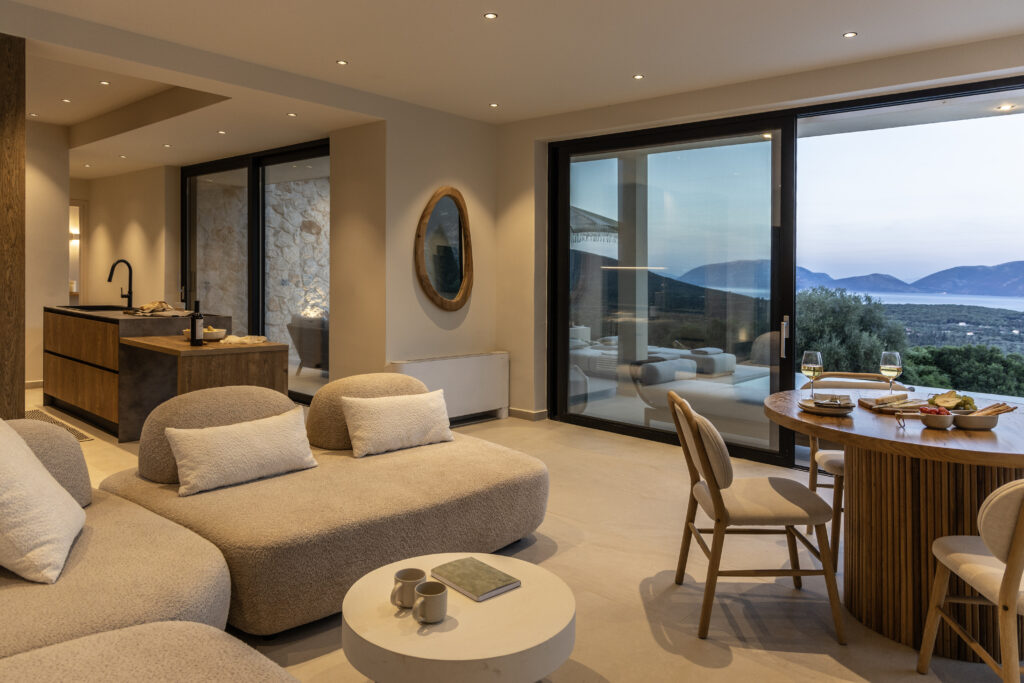 Canapea curbată și masă de dining lângă ferestre panoramice