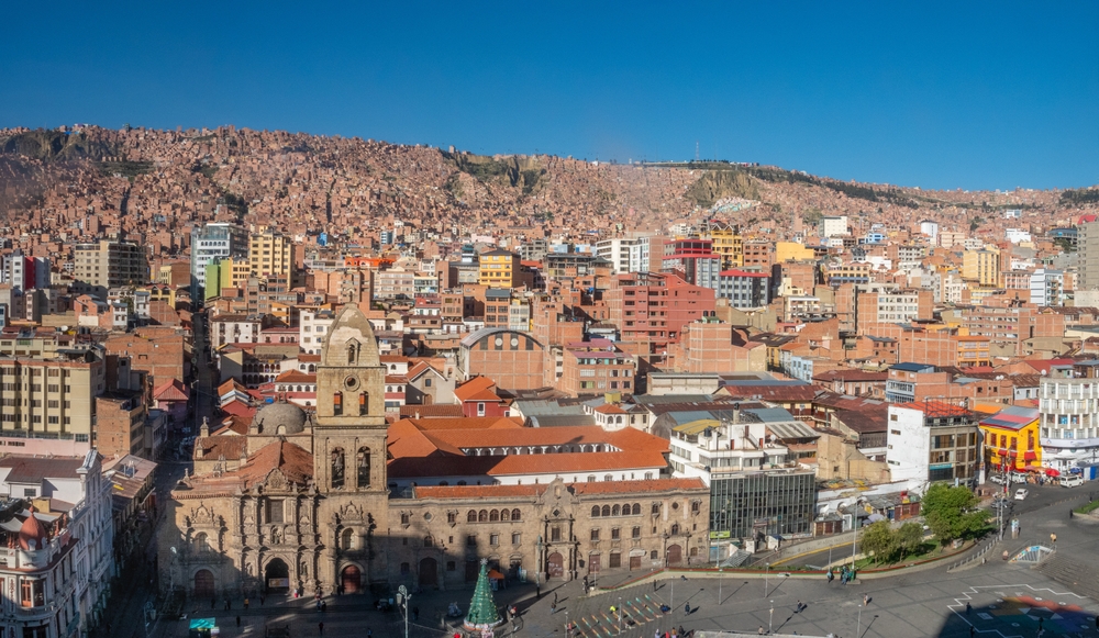 Panoramă urbană densă, cu clădiri pe dealuri în La Paz