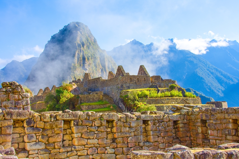 Ruinele Machu Picchu, cu munți în fundal