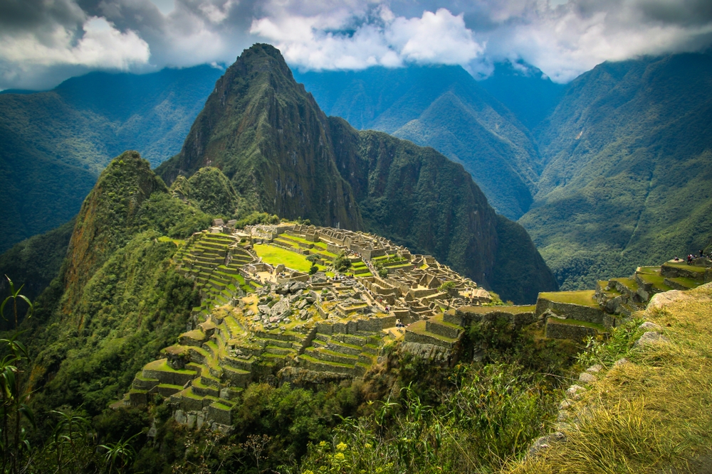 Machu Picchu și terase verzi, între vârfuri montane