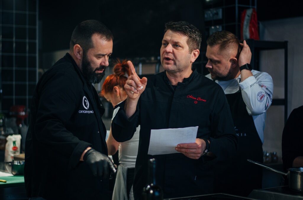 Bărbați discutând la un eveniment, cu pahare în mâini