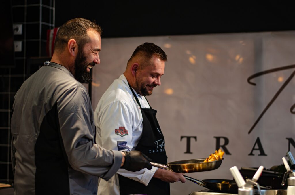 Bucătari pregătind farfurii la o demonstrație gastronomică