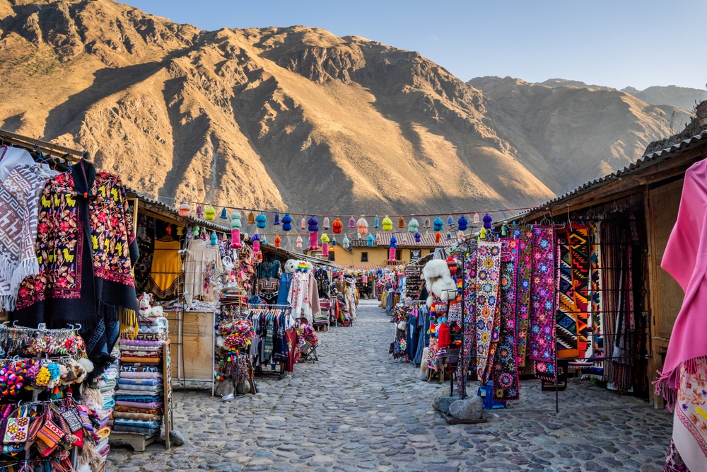 Piață cu tarabe textile, între versanți montani