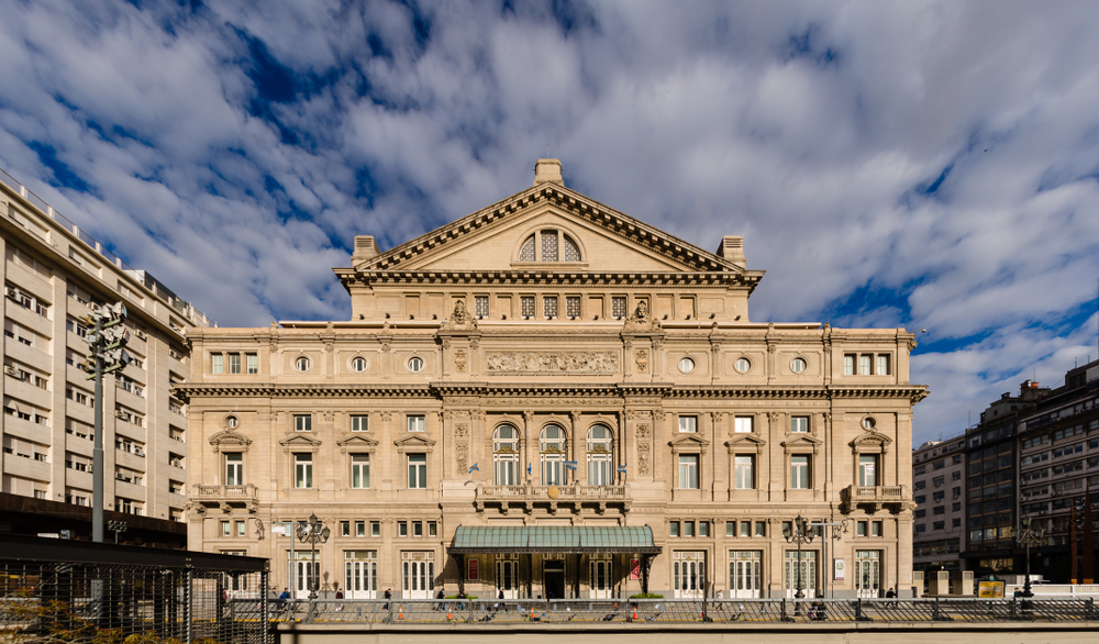 Fațadă de teatru monumental, într-o piață deschisă