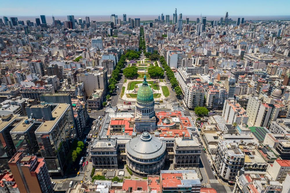Bulevard cu spații verzi, între clădirile unui oraș