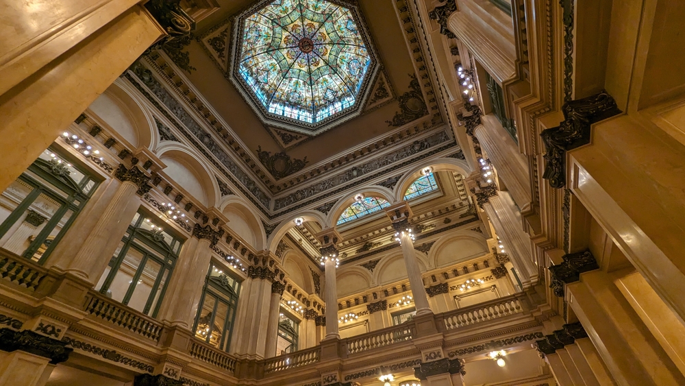 Interior de clădire cu vitraliu și ornamente