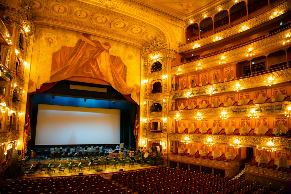 Sală de teatru cu balcoane aurii și scenă