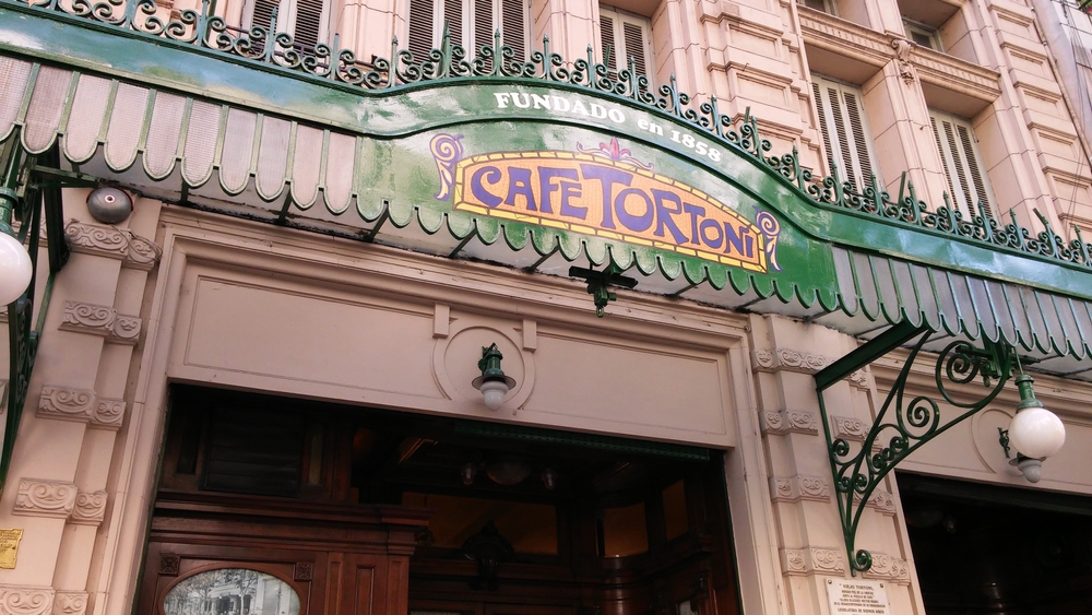 Fațadă de cafenea cu inscripția Cafe Tortoni