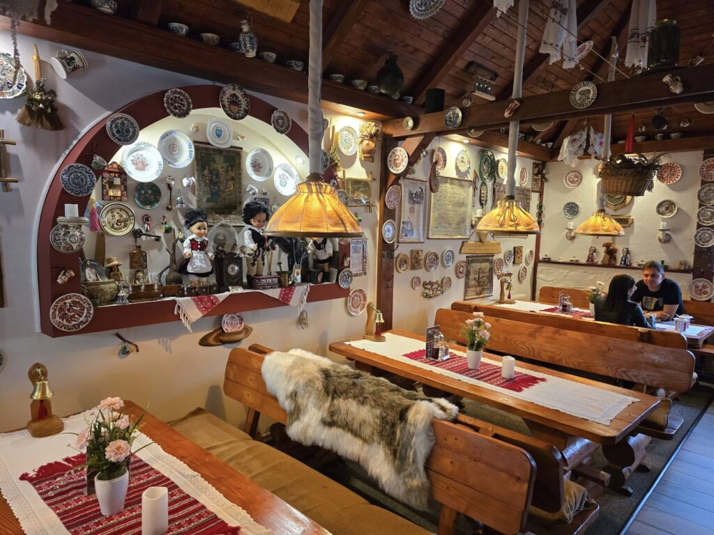 Interior rustic cu bănci și obiecte decorative pe pereți