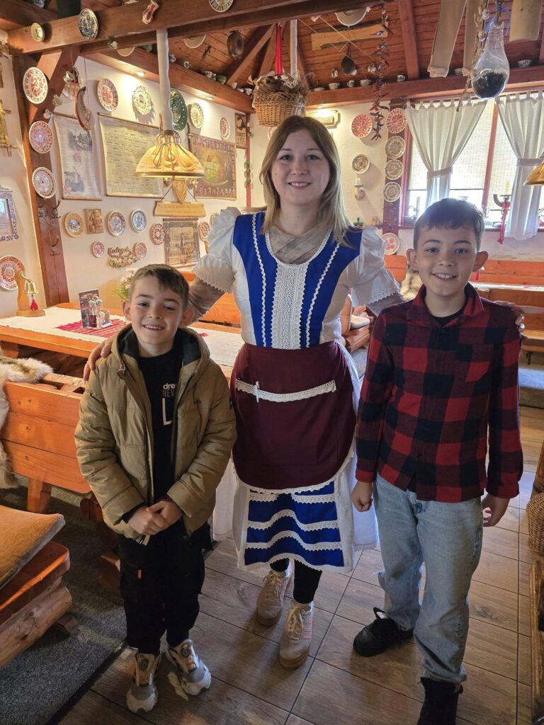 Grup într-un restaurant cu decorațiuni tradiționale