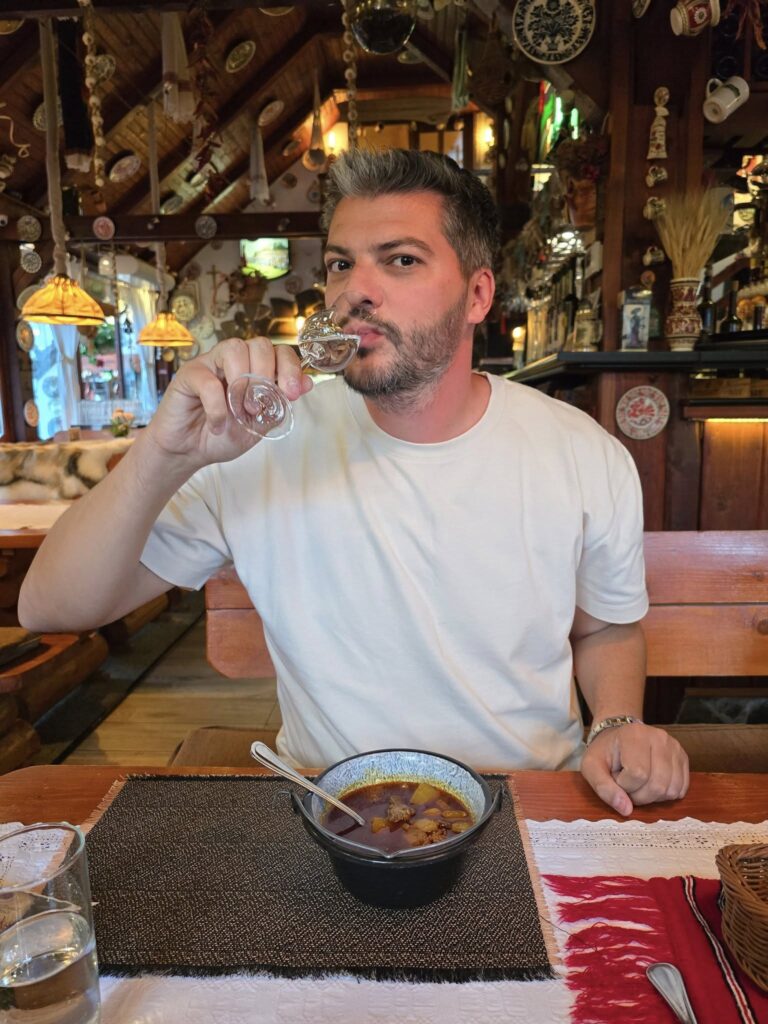 Bărbat la masă, într-un restaurant cu decorațiuni