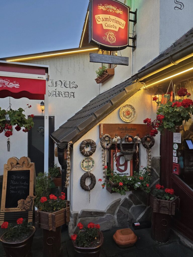 Fațadă de restaurant cu firmă și obiecte decorative