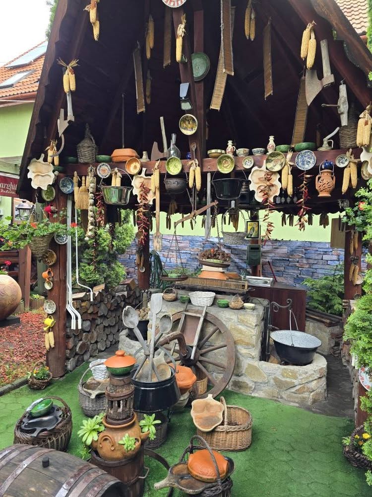 Grădină cu decorațiuni și obiecte suspendate deasupra meselor
