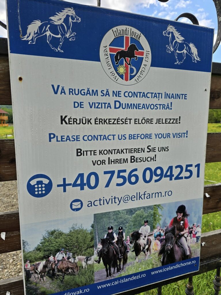 Panou cu informații despre centrul ecvestru și activități