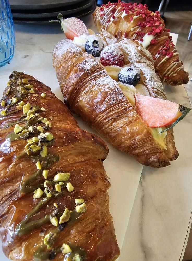 Produse de patiserie decorate cu glazură și fistic