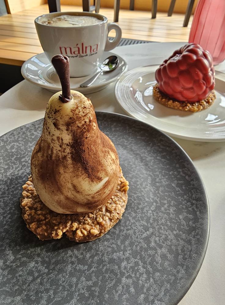 Desert în formă de pară lângă o ceașcă