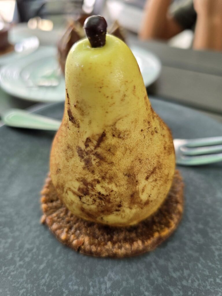 Desert modelat ca o pară, pe o farfurie
