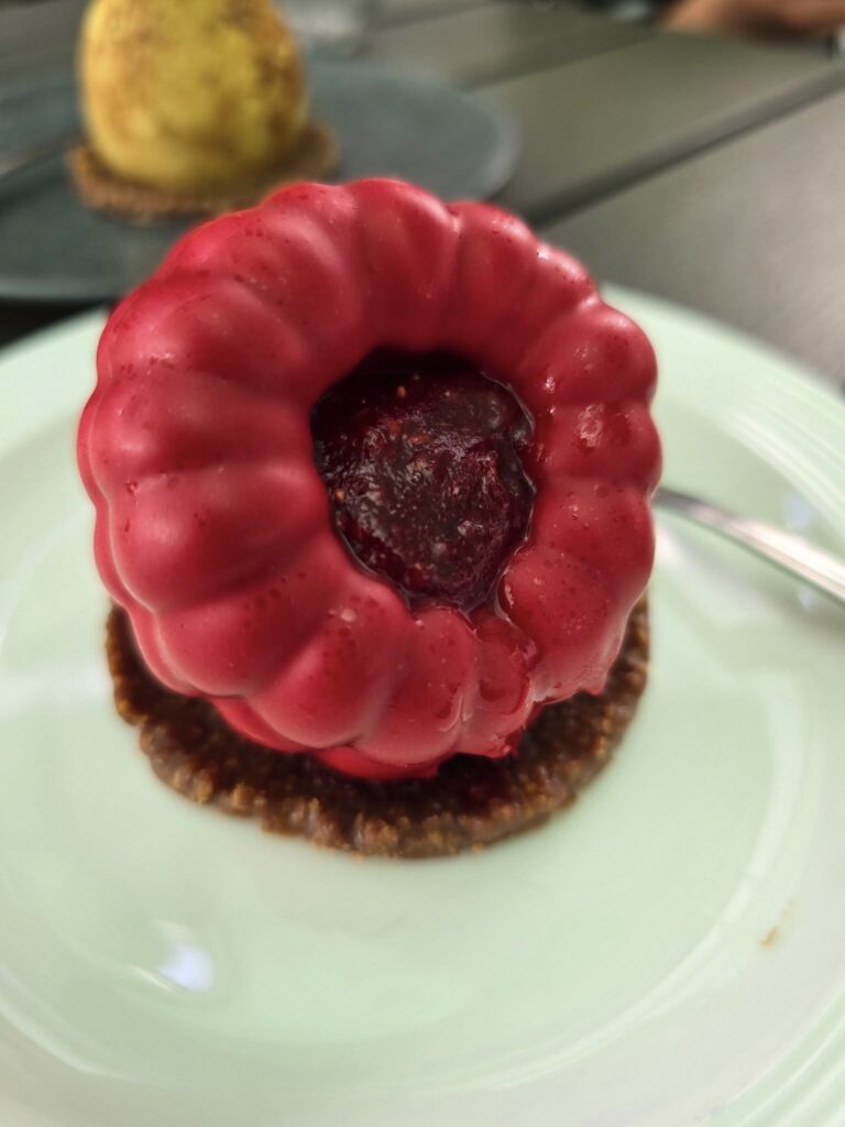 Desert roșu cu formă florală și centru închis