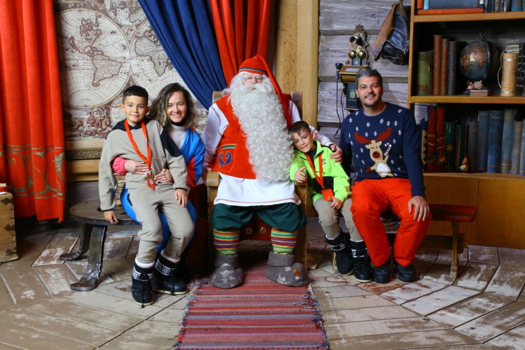 Familie într-o încăpere decorată festiv, în Laponia