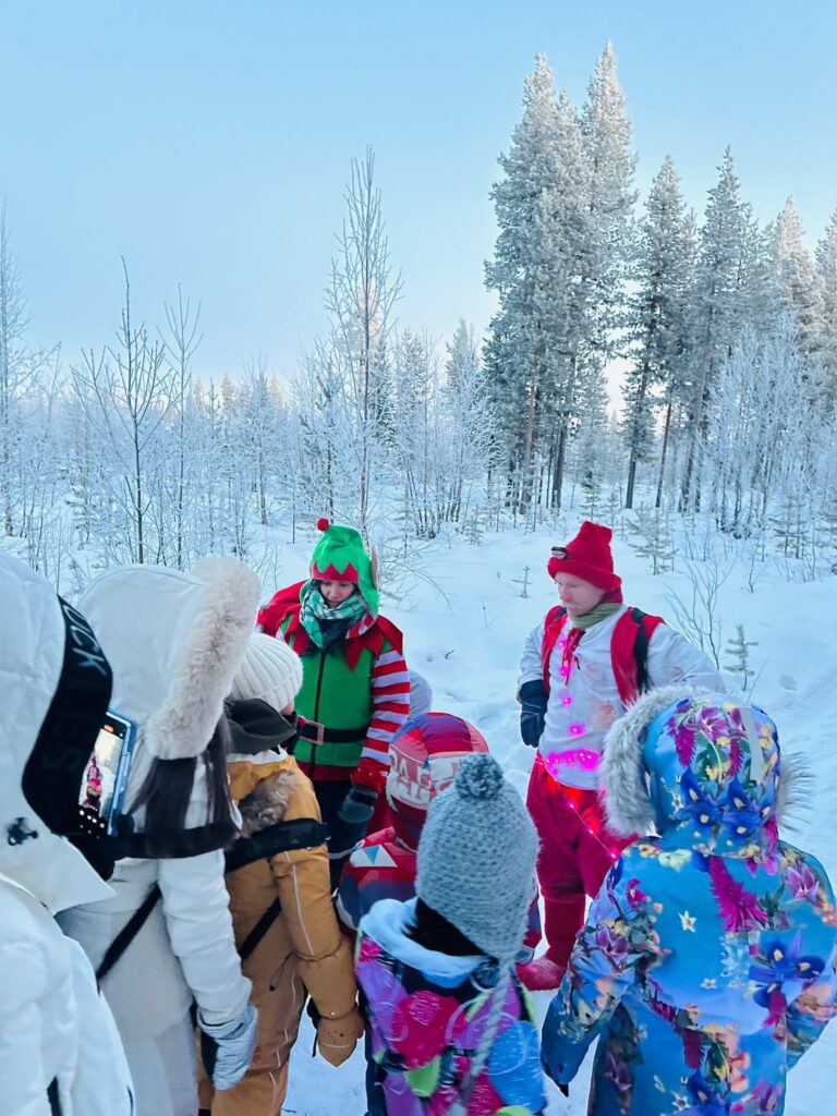 Grup în costume colorate lângă o instalație de gheață
