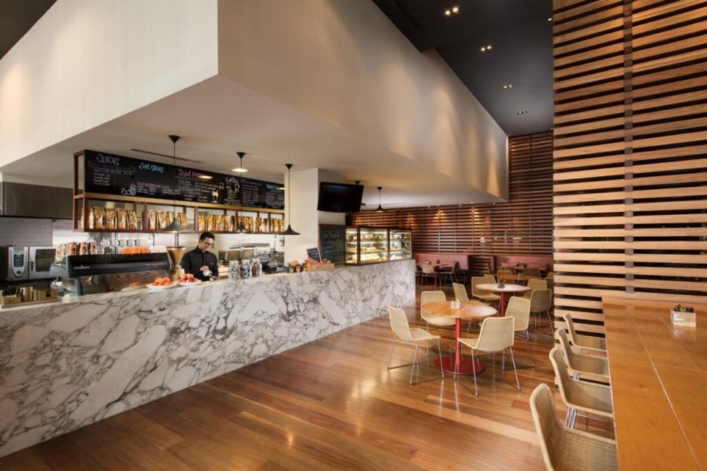 Restaurant cu bar lung și finisaje din piatră