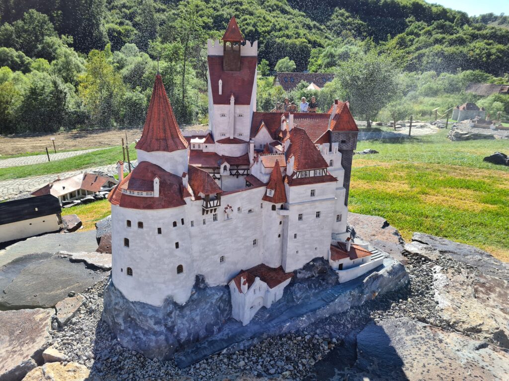 Castel miniatural cu turnuri roșii pe un soclu