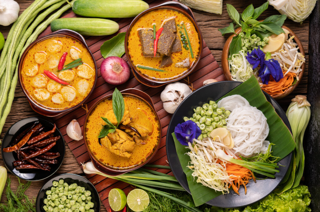 Boluri cu preparate curry, legume și orez